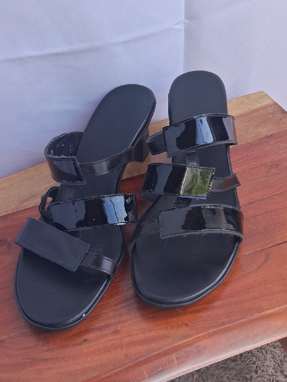 Munro Black Patent Leather Strappy Sandals 8.5